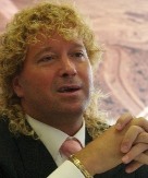 Farkas es conocido por ser "espléndido" en sus propinas y en "regalar dinero"